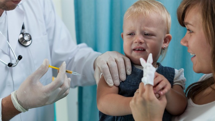 Video: Seputar Imunisasi dan Tips Mengatasi Demam Setelahnya