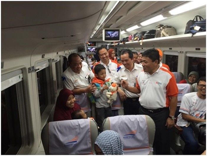 Ribuan Orang Mudik Gratis Naik Kereta Api di Rejeki Mudik BNI 2016