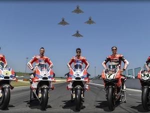 Manuver Pesawat Jet dan Pebalap MotoGP Kagetkan Ducatisti