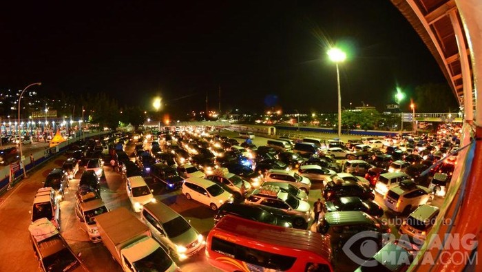 Keluar Tol Hingga Masuk Pelabuhan Merak Antre Sekitar 2 Jam