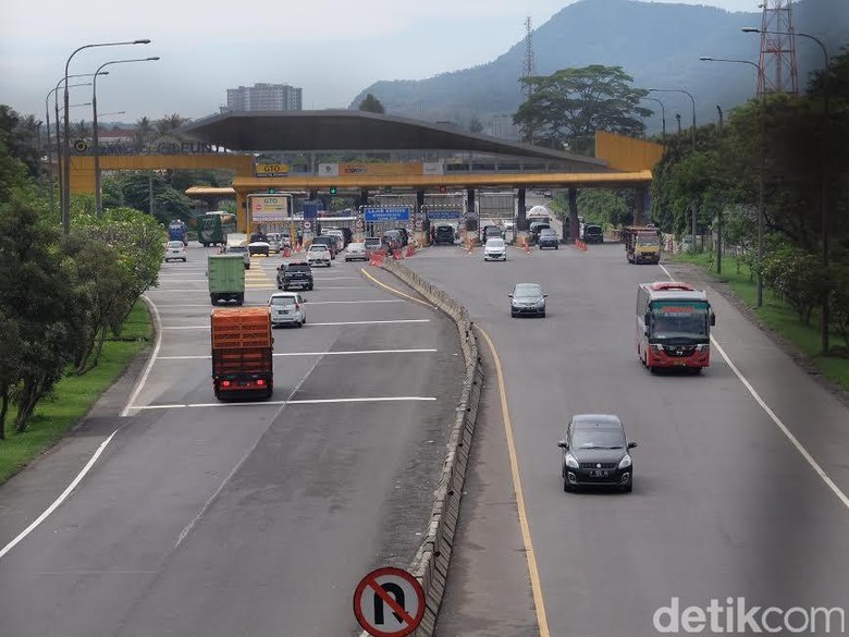 Cara Polisi Cegah Antrean Kendaraan Saat Mudik di GT Cileunyi Cara Polisi Cegah Antrean Kendaraan Saat Mudik di GT Cileunyi