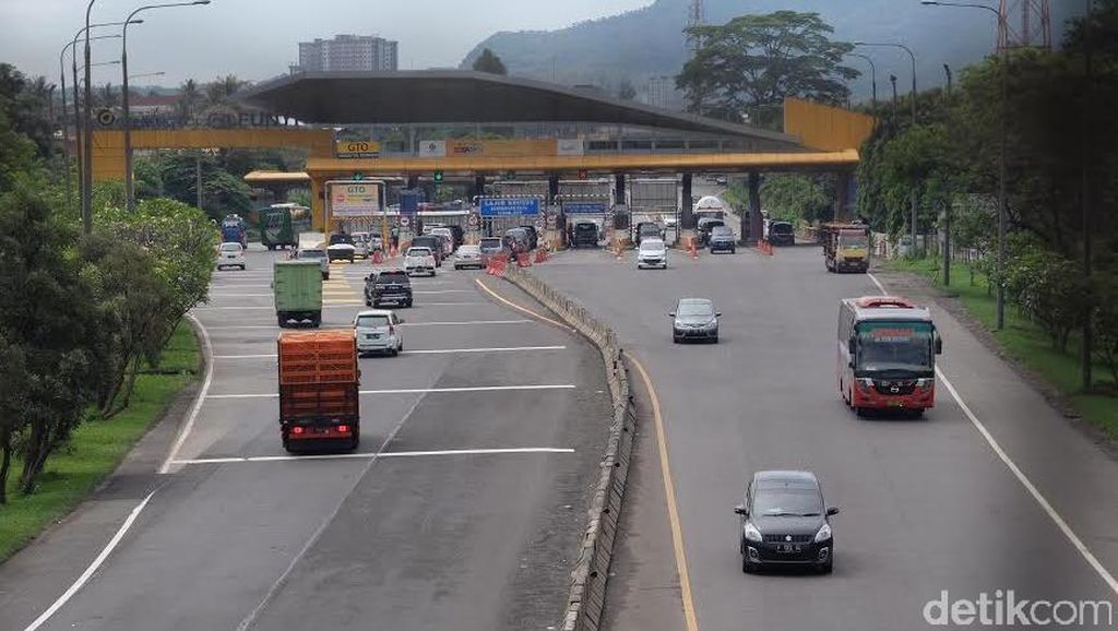 Cara Polisi Cegah Antrean Ke ndaraan Saat Mudik di GT Cileunyi Cara Polisi Cegah Antrean Kendaraan Saat Mudik di GT Cileunyi