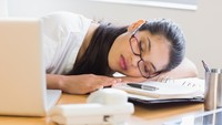 Sleep hygiene yang buruk seperti bekerja terlalu keras sampai masuk waktu tidur juga menyebabkan kebiasaan ini. Otot-otot yang dipakai bekerja keras sebelum tidur akan melemah ketika Anda memejamkan mata. Itu sebabnya orang yang kelelahan biasanya sering mendengkur. Foto: ilustrasi/thinkstock
