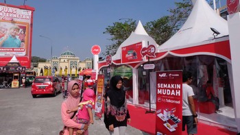 Di posko mudik. para pelanggan dapat melakukan berbagai aktivitas di antaranya seperti pembelian pulsa, paket data, aktivasi layanan digital, USIM Migration, penukaran poin dengan merchandise, dan lainnya. Foto: Telkomsel