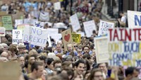 Mereka meneriakkan seruan, Apa yang kita ingin lakukan? Tetap di Uni Eropa, sembari berjalan beriringan menuju kawasan pusat pemerintahan Inggris, Westminster. REUTERS/Paul Hackett.