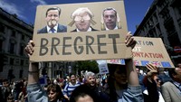 Mereka membawa berbagai poster seperti Saya bergabung dengan Uni Eropa, Wrexit, dan Bregret atau gabungan kata Brexit dan regret yang berarti menyesal.Foto: REUTERS/Neil Hall.