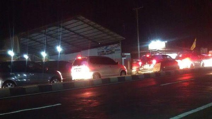Antrean Pemudik Masuk SPBU Perparah Kemacetan di Comal Arah Pekalongan