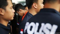 Kapolres Jakarta Selatan Kombes Tubagus Ade Hidayat (kedua kanan) didampingi Kasatreskrim AKBP Eko Hadi Santoso (kanan) menunjukan barang bukti pembunuhan tersebut.