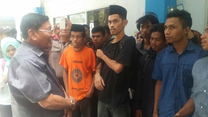Cek Pelabuhan Makassar, Wakil Ketua DPD Temui Pemudik yang Belum Dapat Tiket