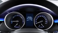 Di dapur pacu, Toyota C-HR dibekali dengan mesin bertenaga hybrid yang mampu mengurangi emisi karbon 85 g/ km serta konsumsi bahan bakar 3,7 liter/ 100 kilometer. Crossover coupe itu mampu melesat dengan tenaga 90 kW/ 122 DIN hp dengan motor penggerak yang lebih efisien dan ringan dari sistem sebelumnya.    Toyota C-HR juga tersedia dalam mesin turbo 1.2 liter yang mampu menyemburkan tenaga 85 kW/ 116 DIN hp dan torsi 185 Nm. Mobil dilengkapi dengan transmisi manual gearbox 6 percepatan ataupun CVT. Foto: Toyota