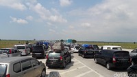 Setelah keluar dari Exit Tol Pejagan, pemudik di jalur Pantura akan masuk ke Tol Brebes Timur dan kembali terjebak macet lagi hingga Brebes Timur Exit (Brexit).