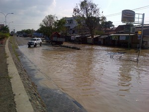 Pantura Semarang Tergenang Rob, Lalu Lintas Masih Lancar