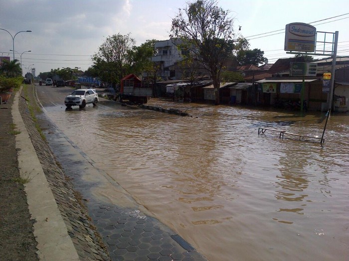 Pantura Semarang Tergenang Rob, Lalu Lintas Masih Lancar