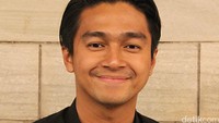 Aktor sekaligus presenter berusia 26 tahun itu terlihat sangat sumringah. Pool/Ismail/detikFoto.