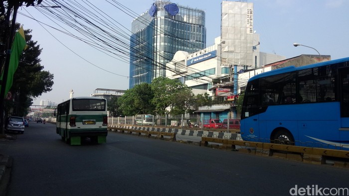 Hati-hati Ada Kabel Menjuntai di Jalan Mampang Arah Ragunan