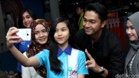 Beberapa pengunjung nampak asyik selfie bersama Deva. Pool/Ismail/detikFoto.