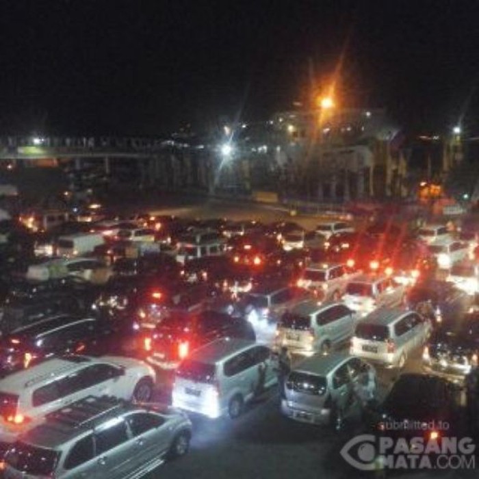 Pelabuhan Merak Mulai Padat, Antrean di Pintu Masuk Mengular