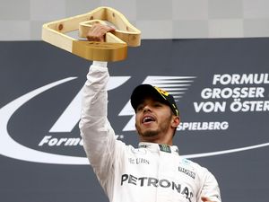 Hamilton Sebut Tak Ada yang Kontroversial dalam Insidennya dengan Rosberg