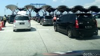 Mendekati pintu exit Tol Palimanan terjadi kemacetan karena adanya antrean kendaraan yang membayar tol.