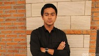 Memilih kemeja hitam dipadu celana jeans abu-abu serta sepatu bots, Deva terlihat casual. Pool/Ismail/detikFoto.