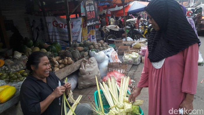 Bisnis Ketupat Lebaran di DKI Laris-Manis Meski Ditinggal Pemudik