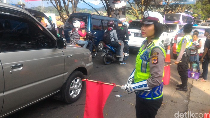 Bripda Wulan, Pengatur Lalin di Nagreg yang Mencuri Perhatian Pemudik