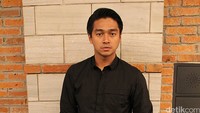 Aksesori berupa jam tangan, membuatnya semakin percaya diri. Pool/Ismail/detikFoto.