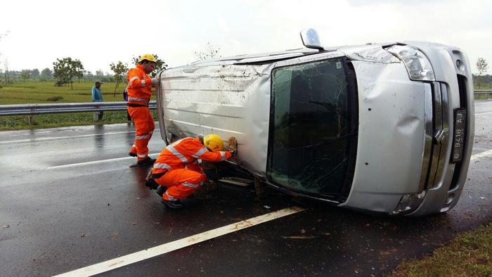 Minibus Terguling di Tol Cipali Hingga Pindah Jalur