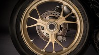Ban depan menggunakan ban Pirelli Diablo Supercorsa SP berukuran 120/70 ZR17 dengan pelek alloy ringan 3 palang W berukuran 3,50 x 17 inci. Foto: Ducati