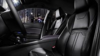 Masuk ke bagian dalam mobil, C-HR dirancang dengan model futuristik serta kecanggihan teknologi masa kini. Gaya interior mengusung konsep Sensual Tech yang mengombinasikan fungsionalitas dari teknologi tinggi dengan gaya yang tetap fashionable. Foto: Toyota