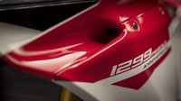 Warna motor terinspirasi dari motor-motor balap Ducati. Warna merah, putih dan hitam di bodi motor berpadu dengan warna pelek yang berwarna keemasan. Di bagian bodi kanan ada logo Anniversario. Foto: Ducati