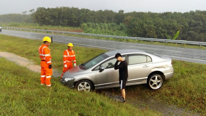 Jalan Licin, Sedan Ini Terperosok di Tol Cipali KM 122