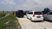 Pengendara mematikan mesin, dan beraktivitas di luar kendaraannya.