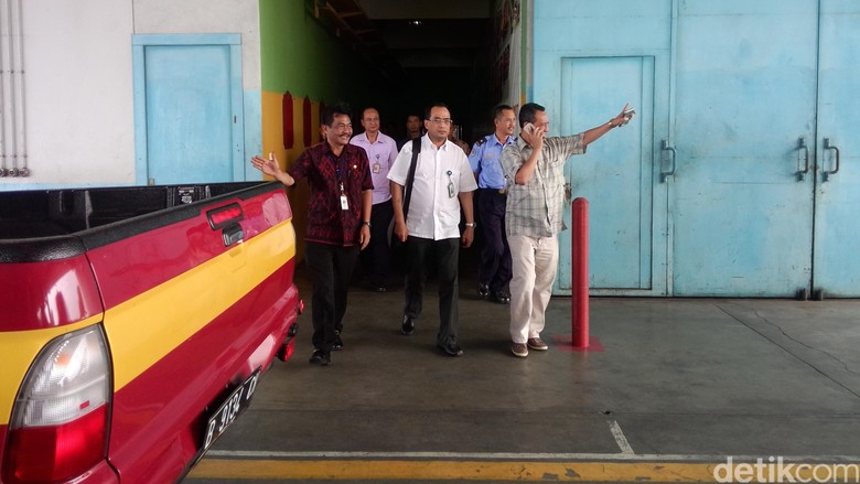 Dirut AP II Cek Keamanan Bandara dan Beri Semangat Pegawai yang Tak Mudik Dirut AP II Cek Keamanan Bandara dan Beri Semangat Pegawai yang Tak Mudik