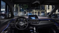 Untuk menambah sensasi hiburan saat berkendara, pada Toyota C-HR juga dilengkapi dengan sistem audio premium JBL dengan 8 channel, 576 watt stereo amplifier dan 9 speaker.   Dengan elemen bervariasi dari interior mobil mulai dari jendela, sunroof serta struktur bodi, membuat speaker tersebut memiliki pengaruh pada suara yang terdengan lebih jelas dan berkualitas tinggi.  Foto: Toyota
