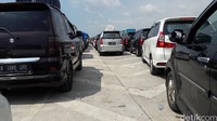 Pantauan detikcom sekitar pukul 13.30 WIB, Minggu (3/6/2016) pemandangan antrean yang mengular terlihat dari rest area KM 252.