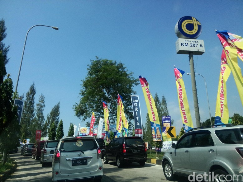 Keluar Pintu Tol Palimanan Bertemu Macet di Rest Area 207A Keluar Pintu Tol Palimanan Bertemu Macet di Rest Area 207A