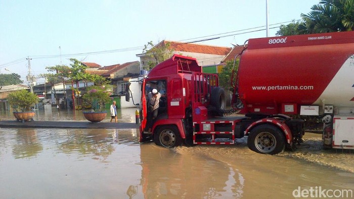 Selain Rob, Pemudik Dihadang Banjir Luapan Sungai Kanal Banjir Timur Semarang