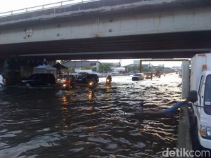 Jalur Pantura Semarang Kembali Diterjang Rob, Pemudik Hati-hati