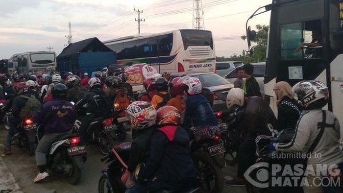 Dipenuhi Pemudik Motor, Bulakamba Brebes Arah Tegal Macet Total
