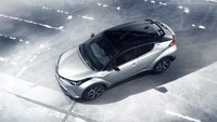 Mengusung konsep Sensual Speed-Cross, begitu melihat tampilan C-HR pertama kali memang terlihat begitu menggoda dengan lekukan yang mempertegas kekuatan di setiap sudut.    Struktur mobil mengombinasikan bodi yang lebih rendah namun tetap powerful dengan ground clearence yang tinggi. Secara keseluruhan, C-HR tampil dengan ramping dan licin yang menonjolkan desain dari sebuah mobil coupe. Foto: Toyota