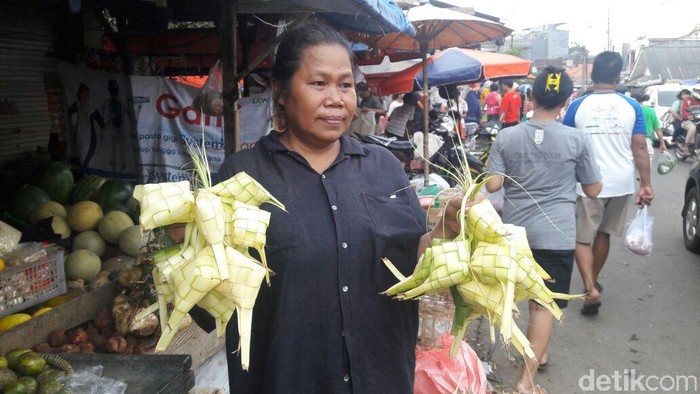 H-3 Lebaran, Pedagang Ketupat Lebaran di DKI Mulai Menjamur