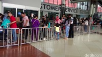 Penumpang membawa koper dan tas terlihat berlalu lalang di sekitar Terminal 1, Minggu (3/7/2016) pukul 10.45 WIB.