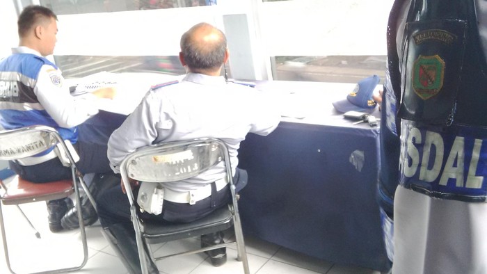 Kisah Jari-jari Penghitung Kendaraan Mudik di Nagreg