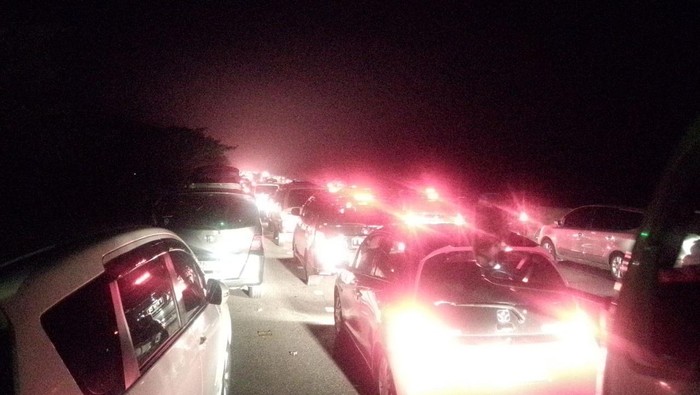 Tol Pejagan Masih Macet Total, Jarak 2 Km Ditempuh 1,5 Jam