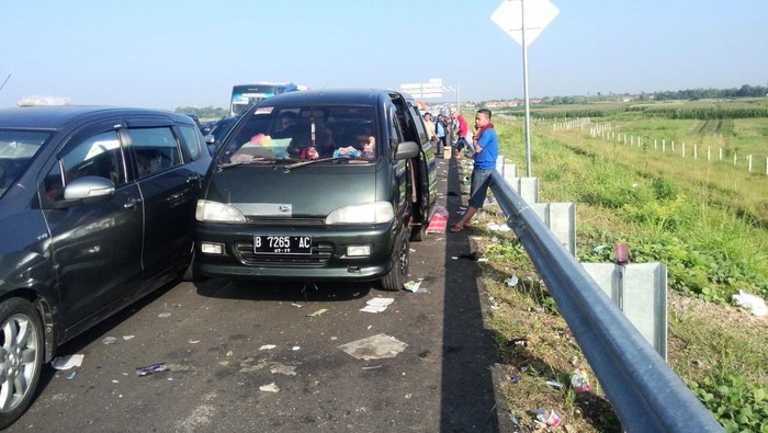 Jalur Mudik Sore Ini: Parkir di Kanci-Brebes, Macet Akut di Pantura