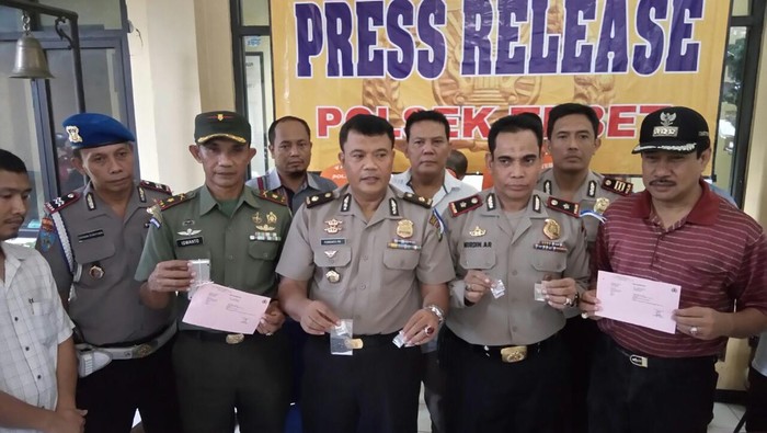 Polsek Tebet Ringkus 3 Pengedar Sabu