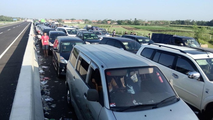 Kemacetan Parah Jelang Exit Tol Kanci-Pejagan Mencapai 20 Km