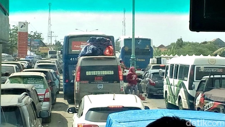 12 Orang Meninggal Dunia Akibat Terjebak Macet Horor di Brebes 12 Orang Meninggal Dunia Akibat Terjebak Macet Horor di Brebes