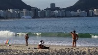 Foto: Traveler bisa bersantai di tepi pantai sambil menikmati pemandangan perbukitan di seberang, serta rumah-rumah penduduk di sana (Ken Yunita/detikTravel)